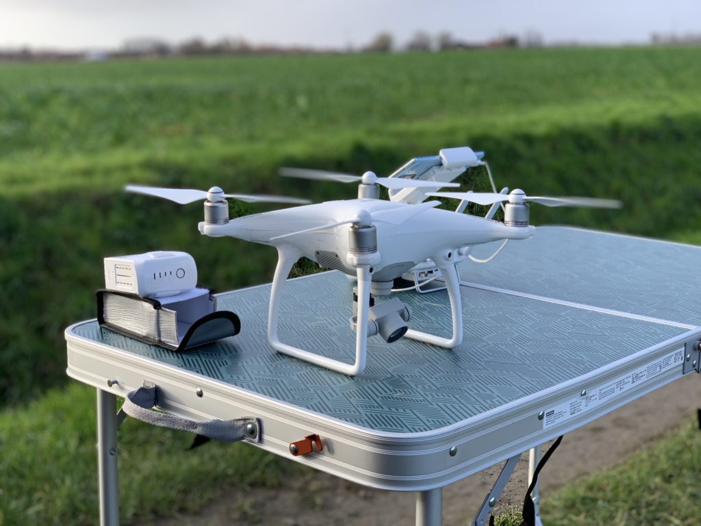 DJI Phantom 4 posé sur la table de camping de Minutedrone