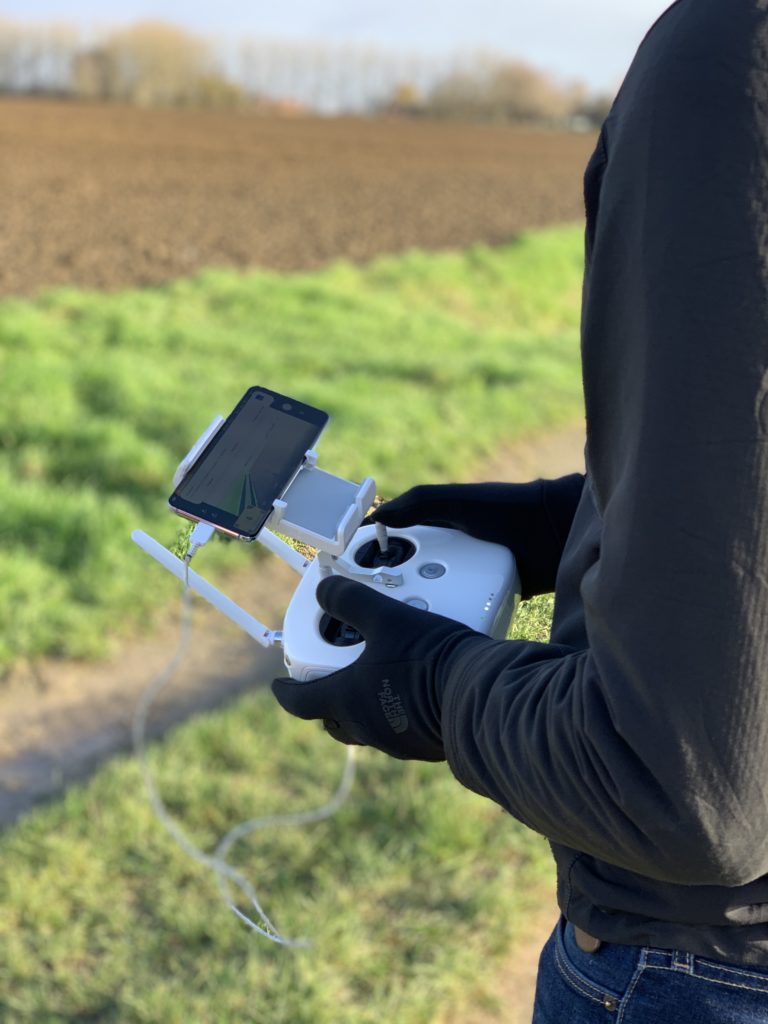 Mathieu pilotant un drone